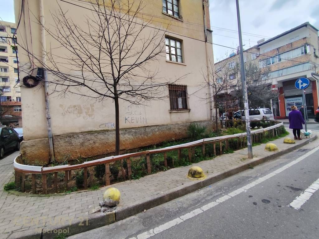 AMBJENT PER QIRA 950 € /Muaj