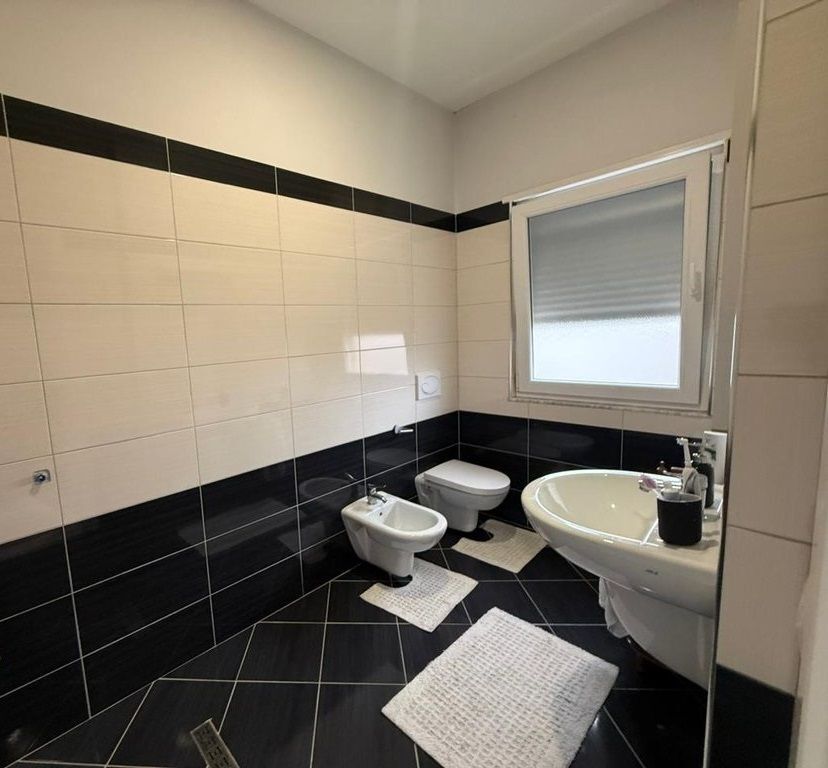 Super Villa in Affitto – Con Giardino Verde e Parcheggio per 2 Auto