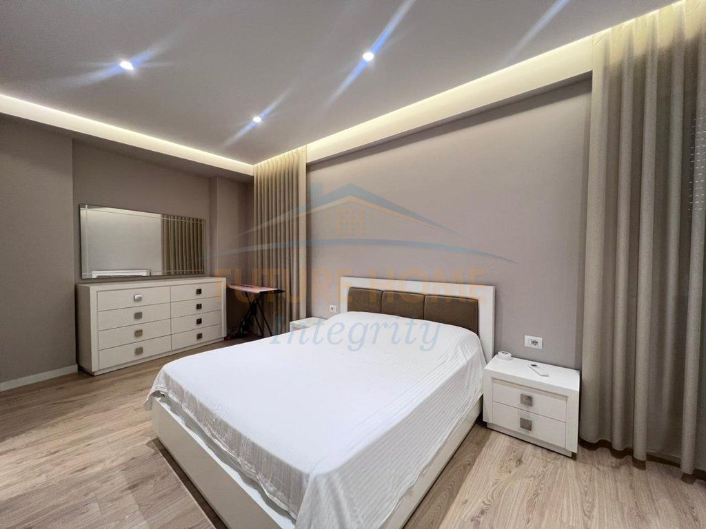 Qera, Apartament 3+1+2+2 Poste parkimi, Shkolla e Kuqe, Tiranë.