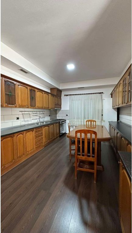 Godinë 4-katëshe për shitje për banim ose biznes!