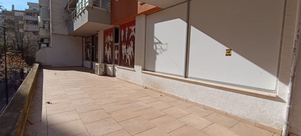 VENDIAMO NEGOZIO VICINO AL RISTORANTE FRESKU 🏬 📐 165 m² spazio interno + 150 m² veranda 📍 Piano 0 | Costruito nel 2014