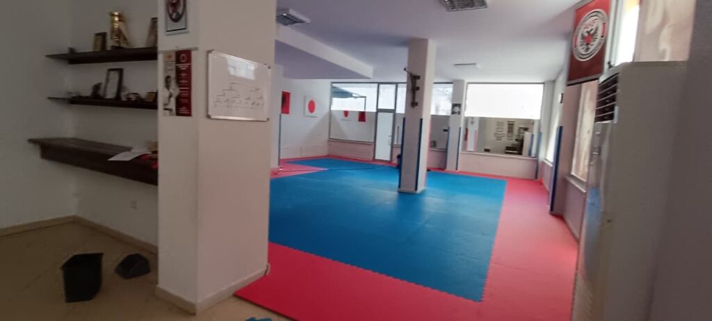 VENDIAMO NEGOZIO VICINO AL RISTORANTE FRESKU 🏬 📐 165 m² spazio interno + 150 m² veranda 📍 Piano 0 | Costruito nel 2014