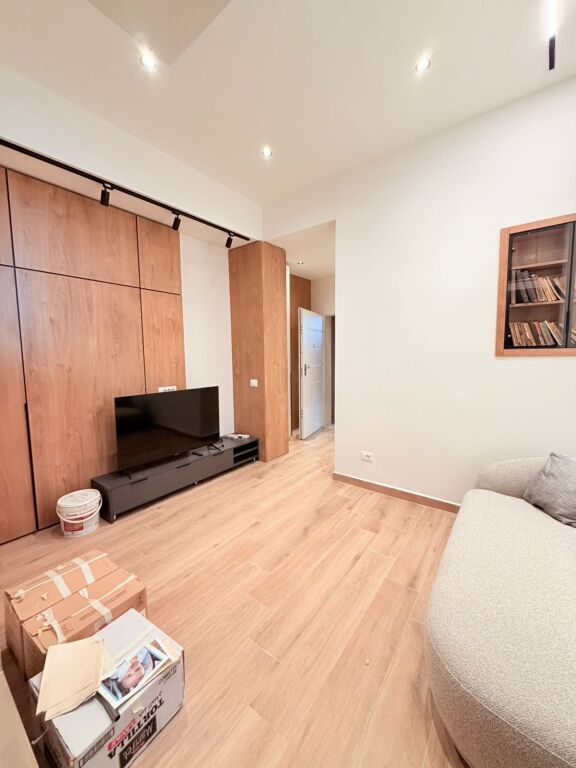 JEPET ME QERA GARSONIERE PRANVERA, DURRES