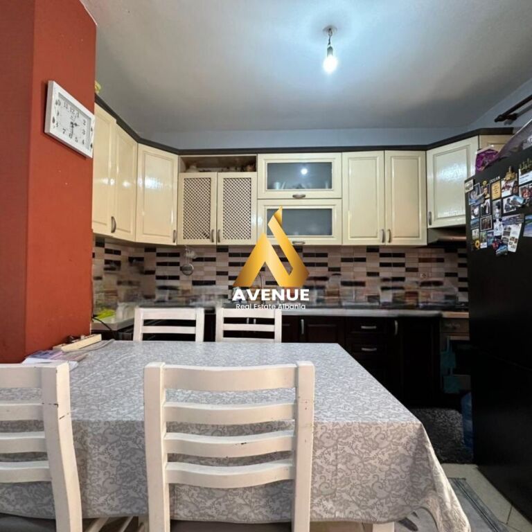 Appartamento 2+1+2 arredato in vendita a Yzberisht, Tirana