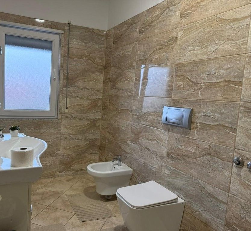 Super Villa in Affitto – Con Giardino Verde e Parcheggio per 2 Auto