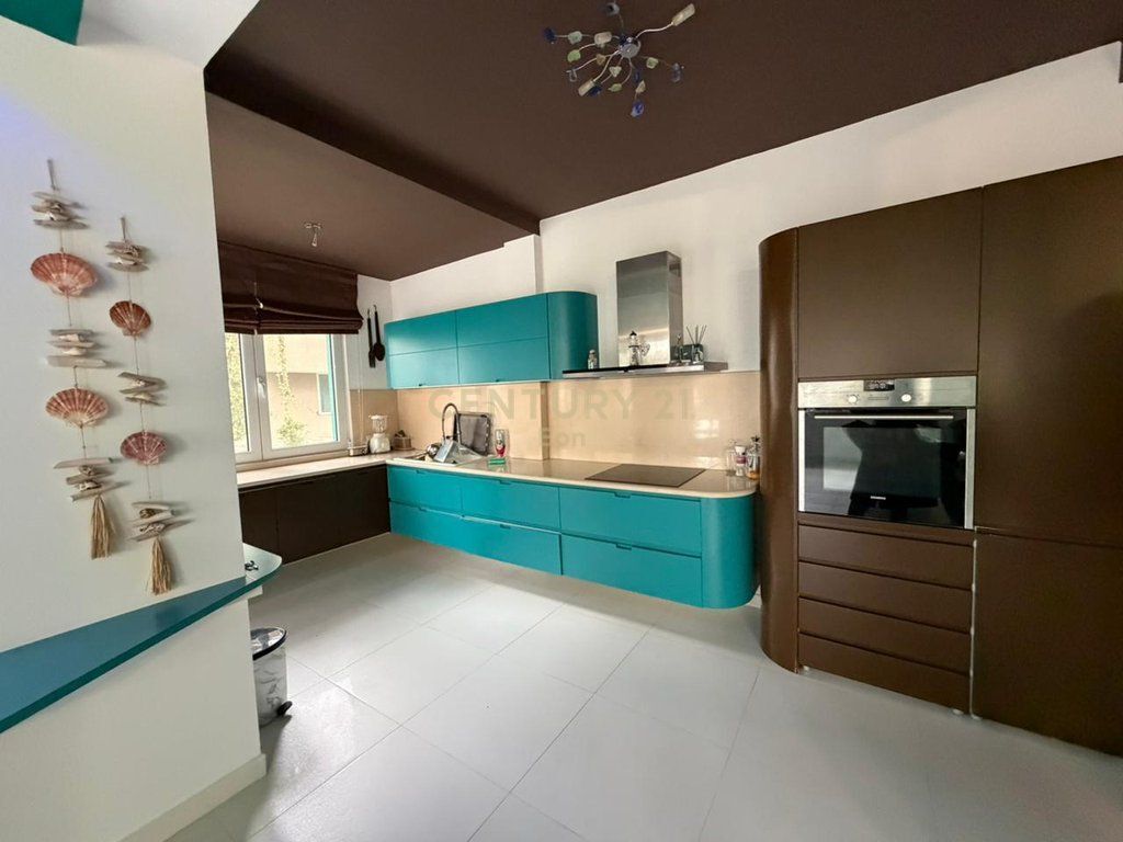 3-storey Villa For Sale in Qerret! 1,000,000 €