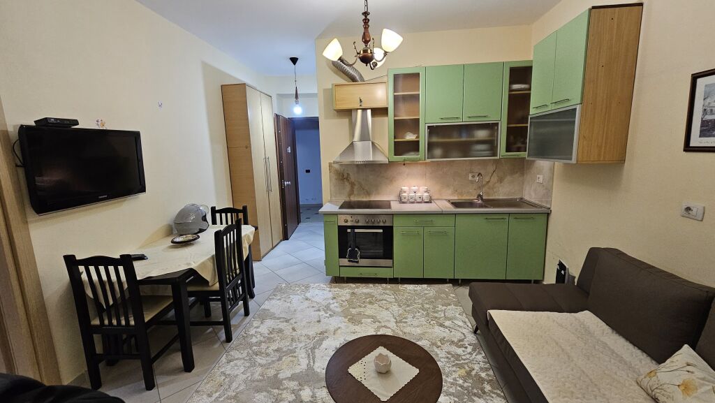 Apartament me Qira , prane Liqenit te Thate