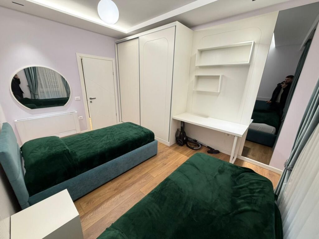 📢 Jepet me Qira – Apartament 2+1 + Parkim  📍 Qendra e Tiranës, tek 9-katëshet, fillimi i Rrugës së Dibrës 🏢 Kati 5, pallat i ri (ndërtim 2024) me ashensor 🚗 Parkimi i përfshirë në çmim 📞 Kontakt: