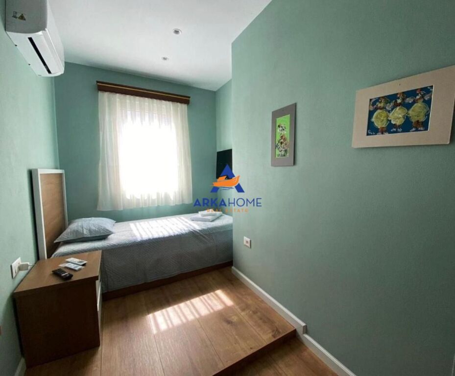 AFFITTASI APPARTAMENTO 2+1+BALCONE "POSIZIONE VIA NAIM FRASHESI, VICINO AL CENTRO" 800 EURO