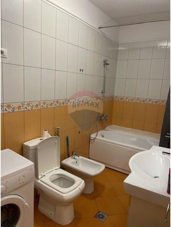 Apartamenti ndodhet tek Liqeni Thate, prane Kapiten Mir Zoti.