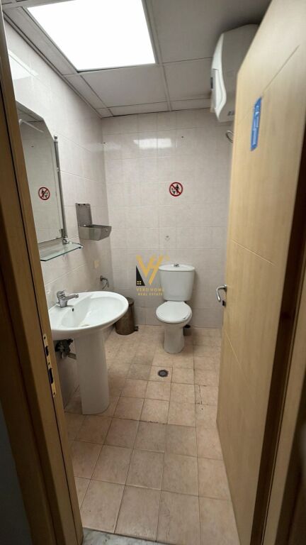 LOCALE COMMERCIALE DI 200 M2 IN AFFITTO VICINO A WILLSON 3.000 EURO