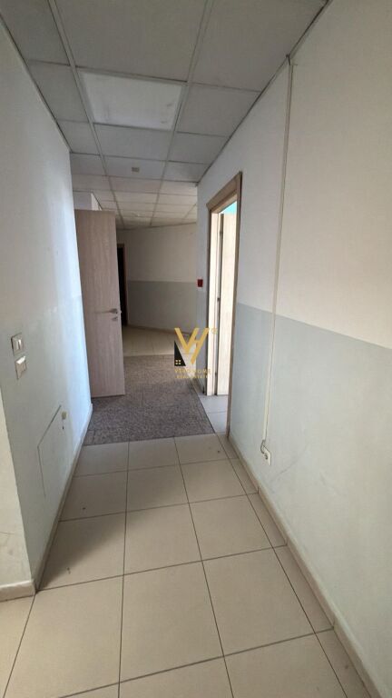 LOCALE COMMERCIALE DI 200 M2 IN AFFITTO VICINO A WILLSON 3.000 EURO