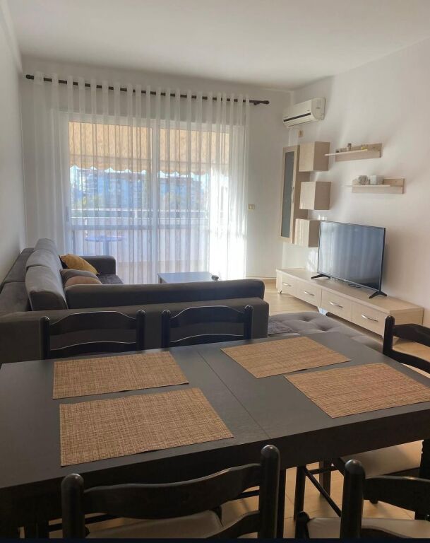 Jepet apartament me qera 1+1 tek kopshti zoo 70.000 leke