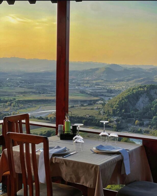 RESTAURANT FOR RENT 600 M2 PETRELE 3000 EURO