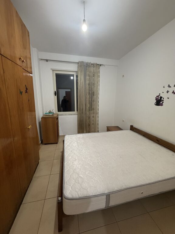 1+1,i mobiluar te rruga peti liqeni i thate,400 euro