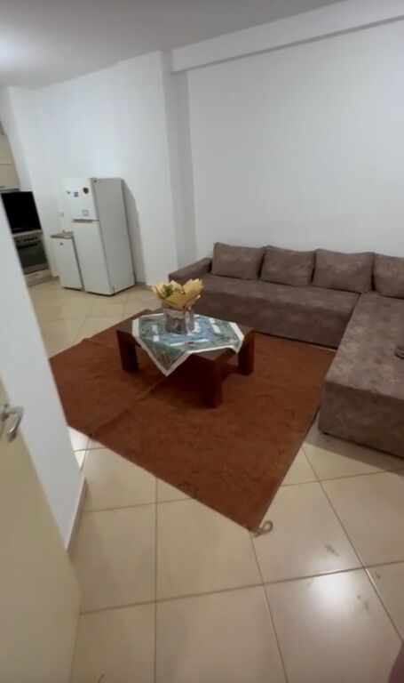 1+1,i mobiluar,rruga peti liqeni i thate,kompleksi Lim Em,400 euro