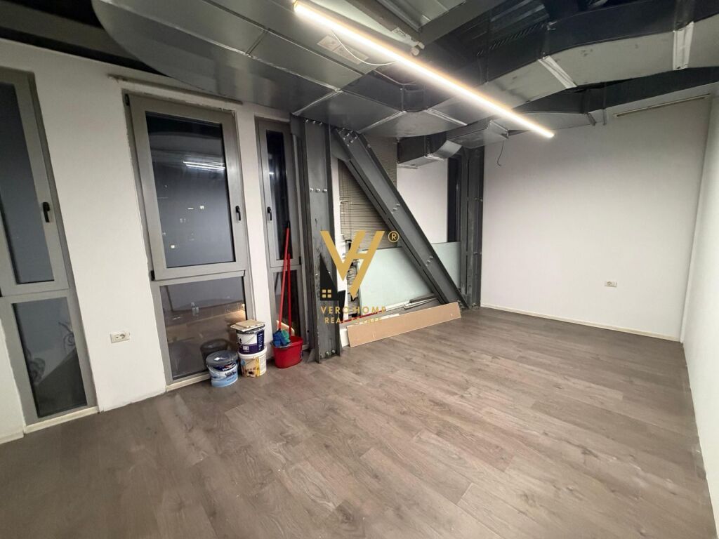 OFFICE 180 M2 FOR RENT AT THE MUNICIPALITY OF PARIS 3,000 EURO