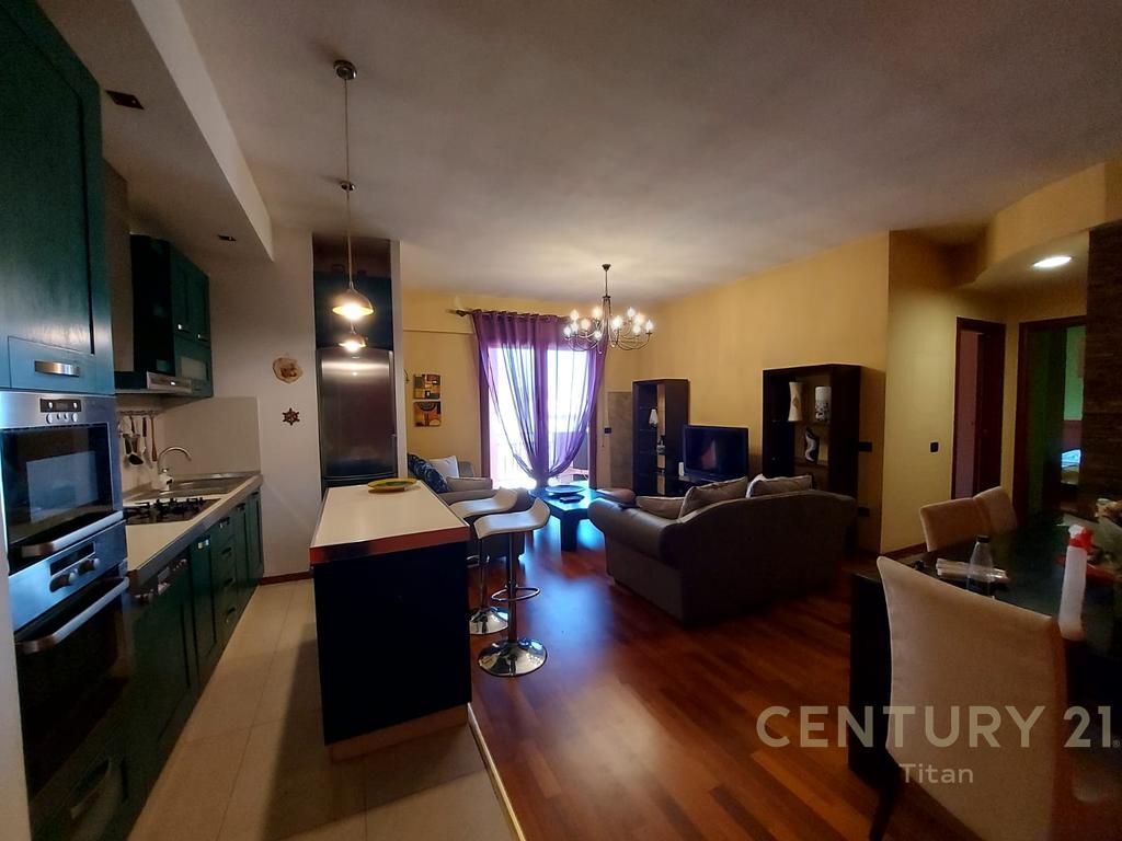 APARTAMENT 2+1+2 PER QIRA TEK RRUGA E BARRIKADAVE