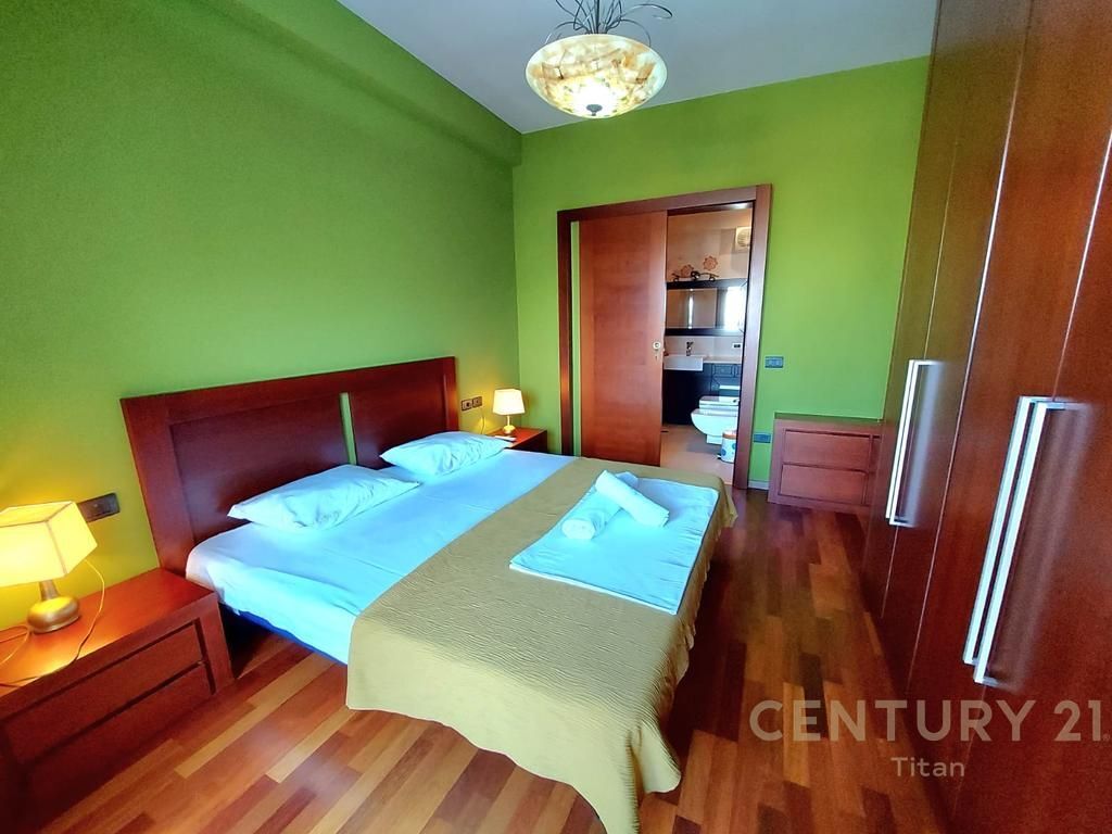 APARTAMENT 2+1+2 PER QIRA TEK RRUGA E BARRIKADAVE