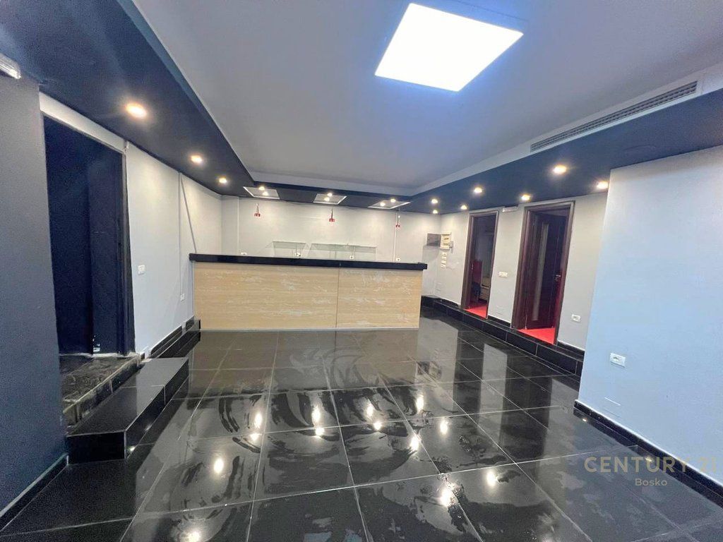 AMBIENTE COMMERCIALE IN VENDITA IN VIA 5 MAJI