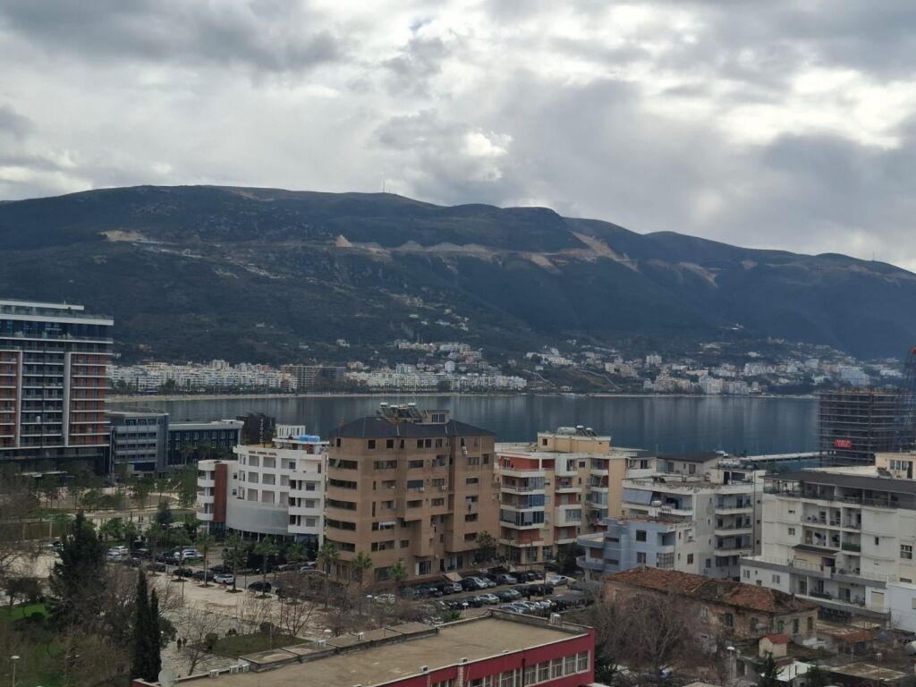 Apartament me qira Vlorë me pamje nga deti, qendra e qytetit