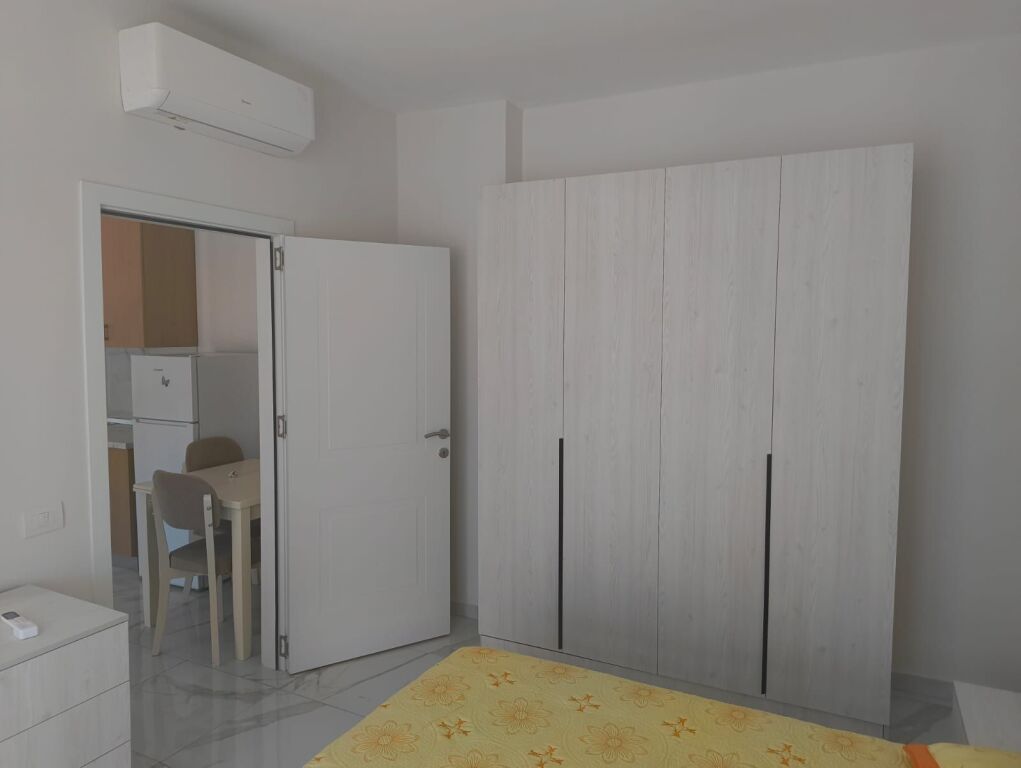 🏢Rruga 5 Maji,prane Anna Market jepet me qera apartament1+1,i mobiluar 55,000Leke