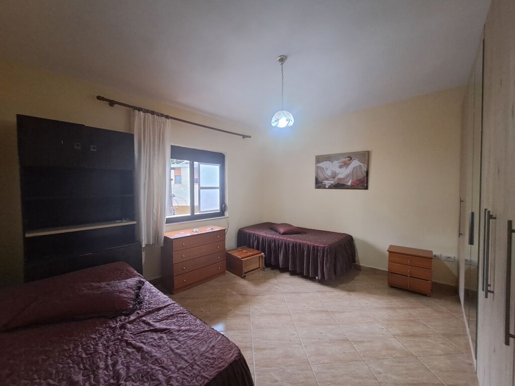 🏠 Laprake, vicino al forno Murataj, si affitta il secondo piano di una villa 2+1+2, arredata, 50.000 Leke   