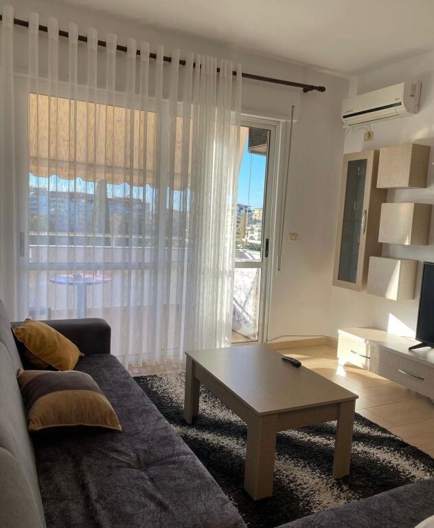 Jepet apartament me qera 1+1 tek kopshti zoo 70.000 leke