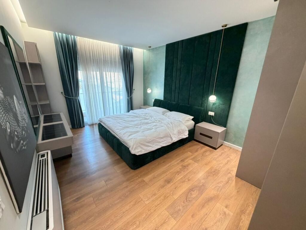 📢 Jepet me Qira – Apartament 2+1 + Parkim  📍 Qendra e Tiranës, tek 9-katëshet, fillimi i Rrugës së Dibrës 🏢 Kati 5, pallat i ri (ndërtim 2024) me ashensor 🚗 Parkimi i përfshirë në çmim 📞 Kontakt: