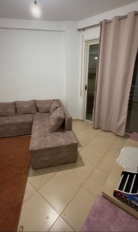 1+1,i mobiluar,rruga peti liqeni i thate,kompleksi Lim Em,400 euro