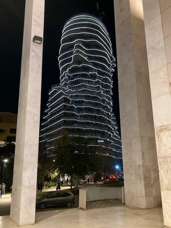 🔥Shitet Apartament 2+1 te TIRANA'S ROCK me Pamje nga☄️Sheshi Skenderbej☄️