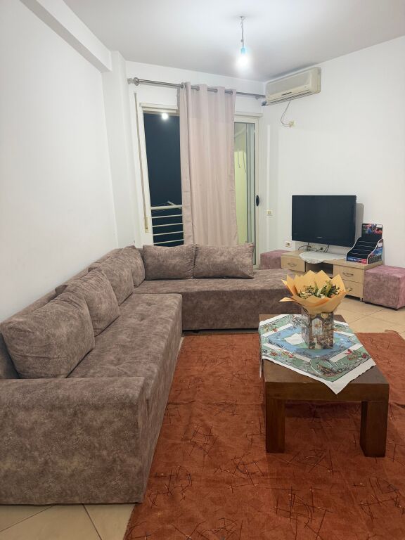 1+1,i mobiluar te rruga peti liqeni i thate,400 euro