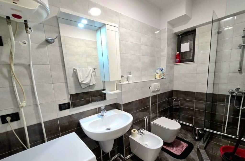 APARTAMENT 2+1+2 PER QIRA NE RRUGEN E KAVAJES
