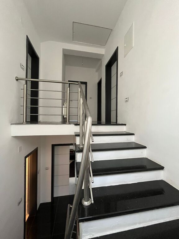 Villa Esclusiva di 232m² in Vendita a Mavrovë – Vista Panoramica sul Lago