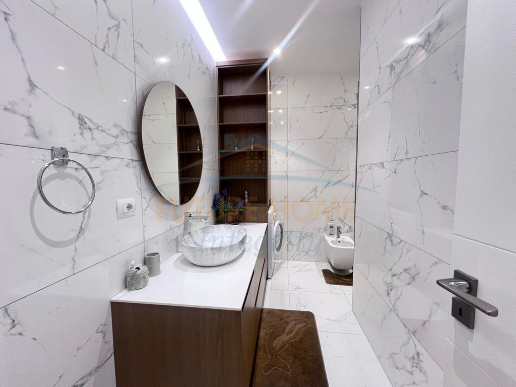 Qera, Apartament 3+1+2+2 Poste parkimi, Shkolla e Kuqe, Tiranë.