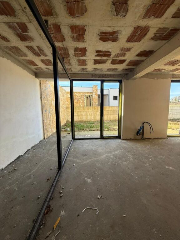 SUPER VILLA CON PISCINA A FARKË IN VENDITA