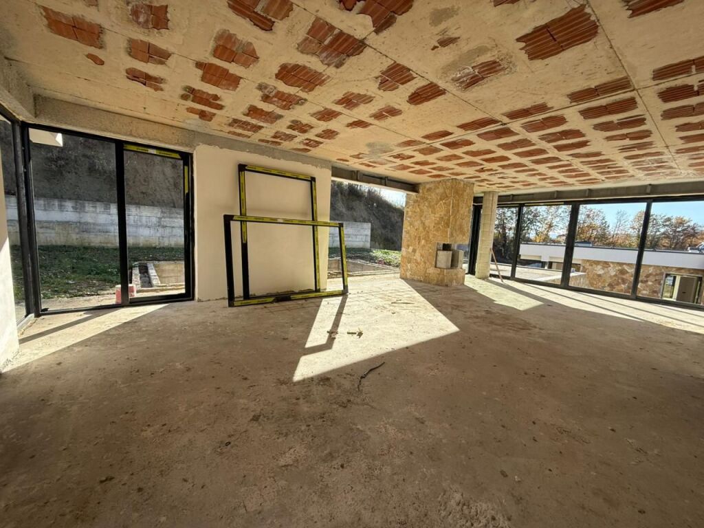 SUPER VILLA CON PISCINA A FARKË IN VENDITA