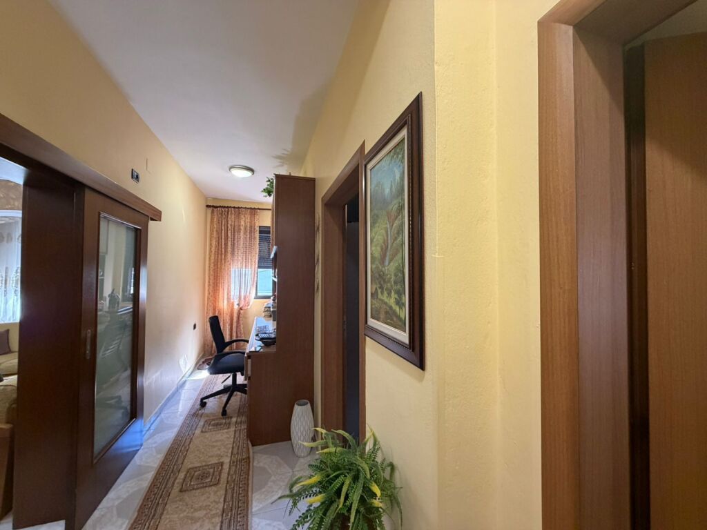 Shitet, Apartament 3+1+2, Rruga e Durrësit, Tiranë, 220000 €