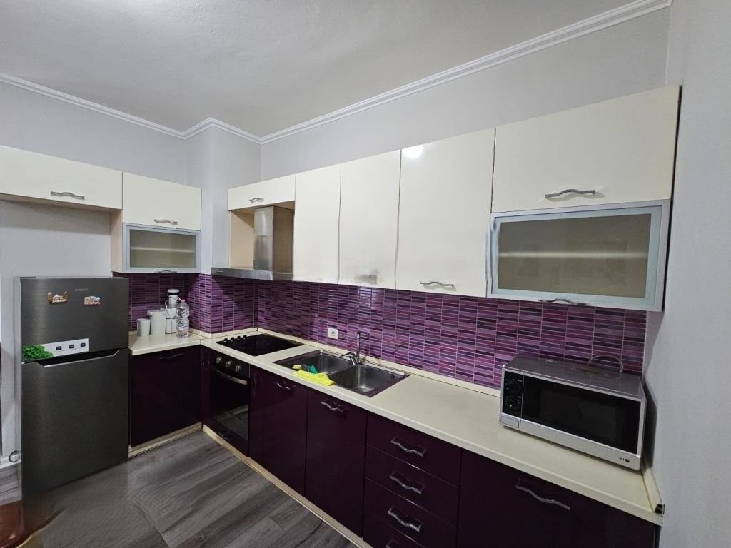 JEPET ME QERA APARTAMENT 2+1+2+POST PARKIMI TE RRUGA E BARRIKADAVE ! 850 € /Muaj