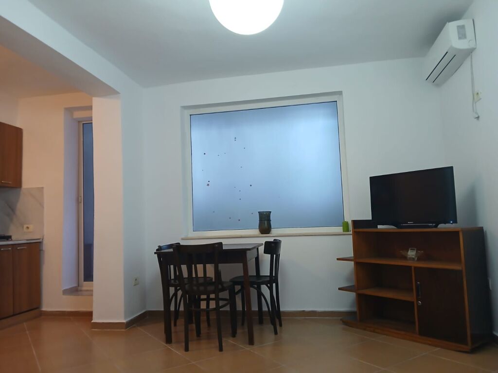 A few minutes away from Avni Rustemi Square, a 1+1 apartment, furnished, is for rent. 52,000 Leke        