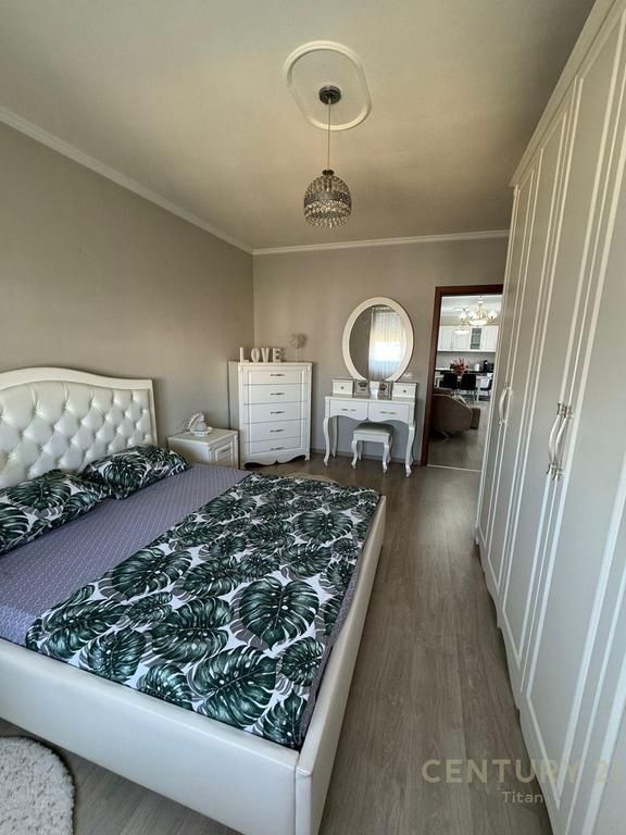 Shitet Apartament 2+1+2 tek Oxhaku