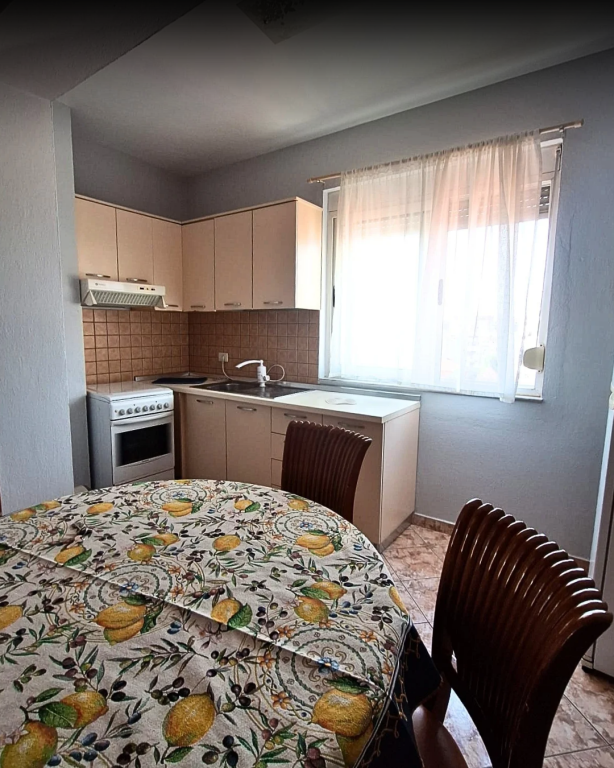 Jepet me qira apartament 1+1 prane ambasades Greke, midis rruges se Kavajes dhe Durresit.