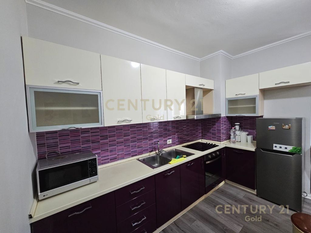 APARTAMENT 2+1+2 ME POST PARKIMI ME QERA TEK RRUGA E BARRIKADAVE