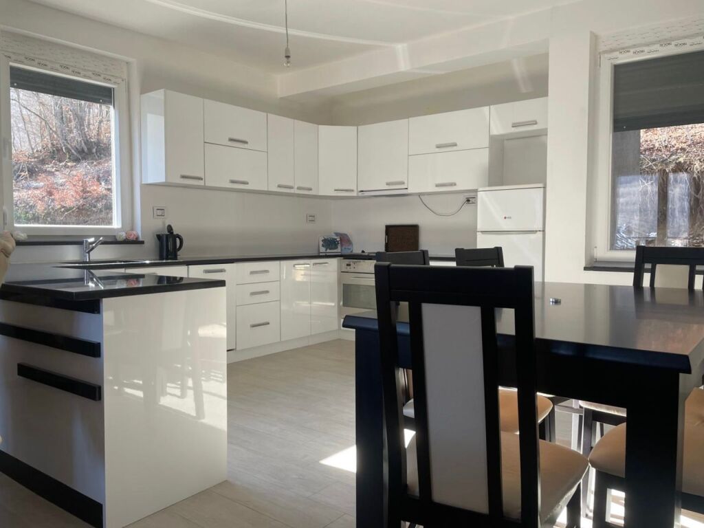 Villa Esclusiva di 232m² in Vendita a Mavrovë – Vista Panoramica sul Lago