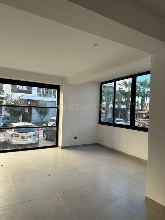 NJESI KOMERCIALE ME QERA TEK VOLLGA