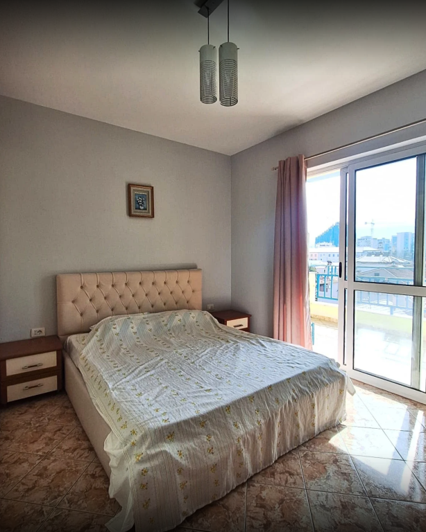 Jepet me qira apartament 1+1 prane ambasades Greke, midis rruges se Kavajes dhe Durresit.