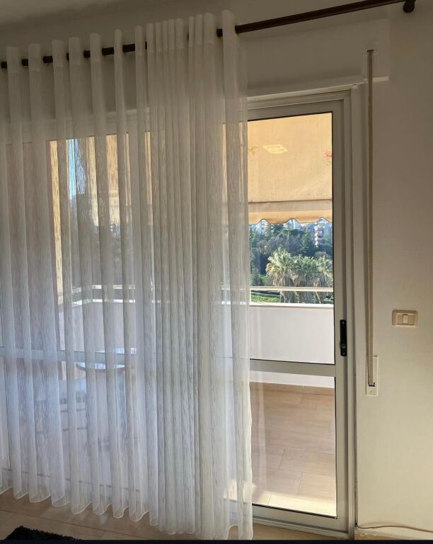 Jepet apartament me qera 1+1 tek kopshti zoo 70.000 leke