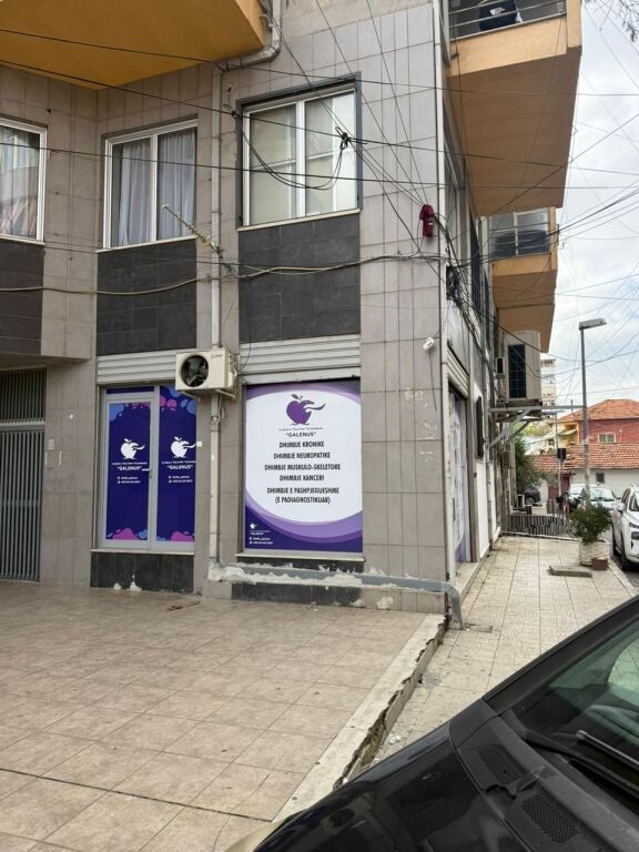 Shitet dyqan tek rruga Fortuzi