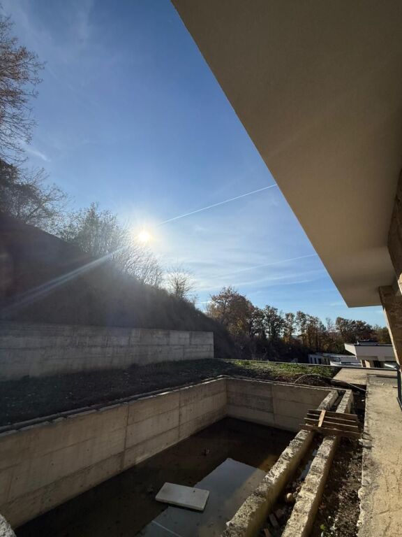 SUPER VILLA CON PISCINA A FARKË IN VENDITA