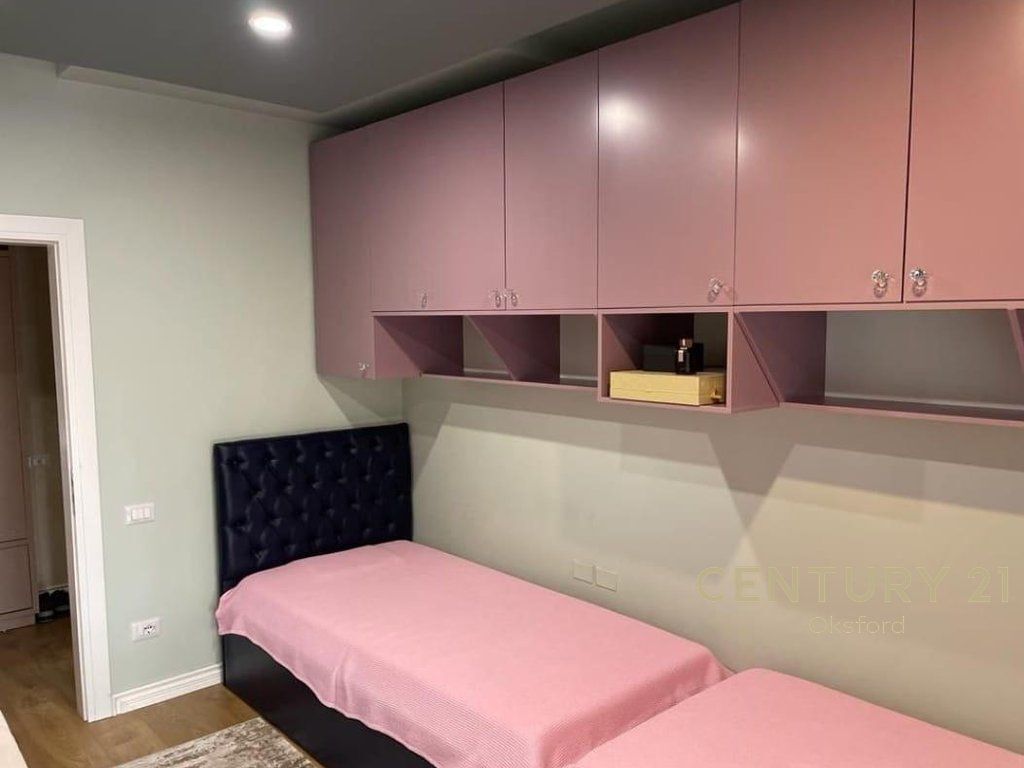 JEPET ME QERA APARTAMENT 2+1 ME POST PARKIMI TEK PAZARI I RI